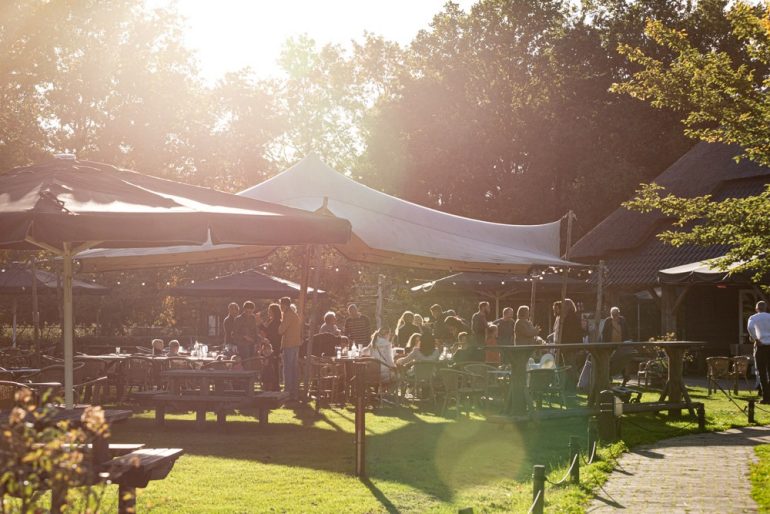 Genieten op het terras van de Weidehoeve